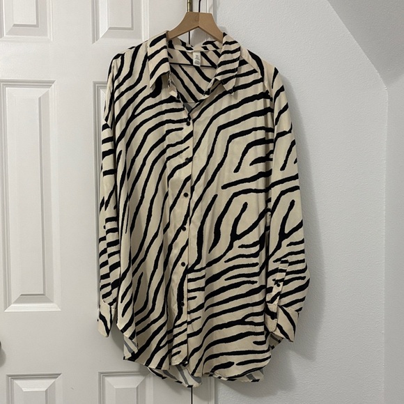 H&M Oversized Zebra Print Long Sleeve Button-Up Shirt - Black & Cream - Picture 4 of 10